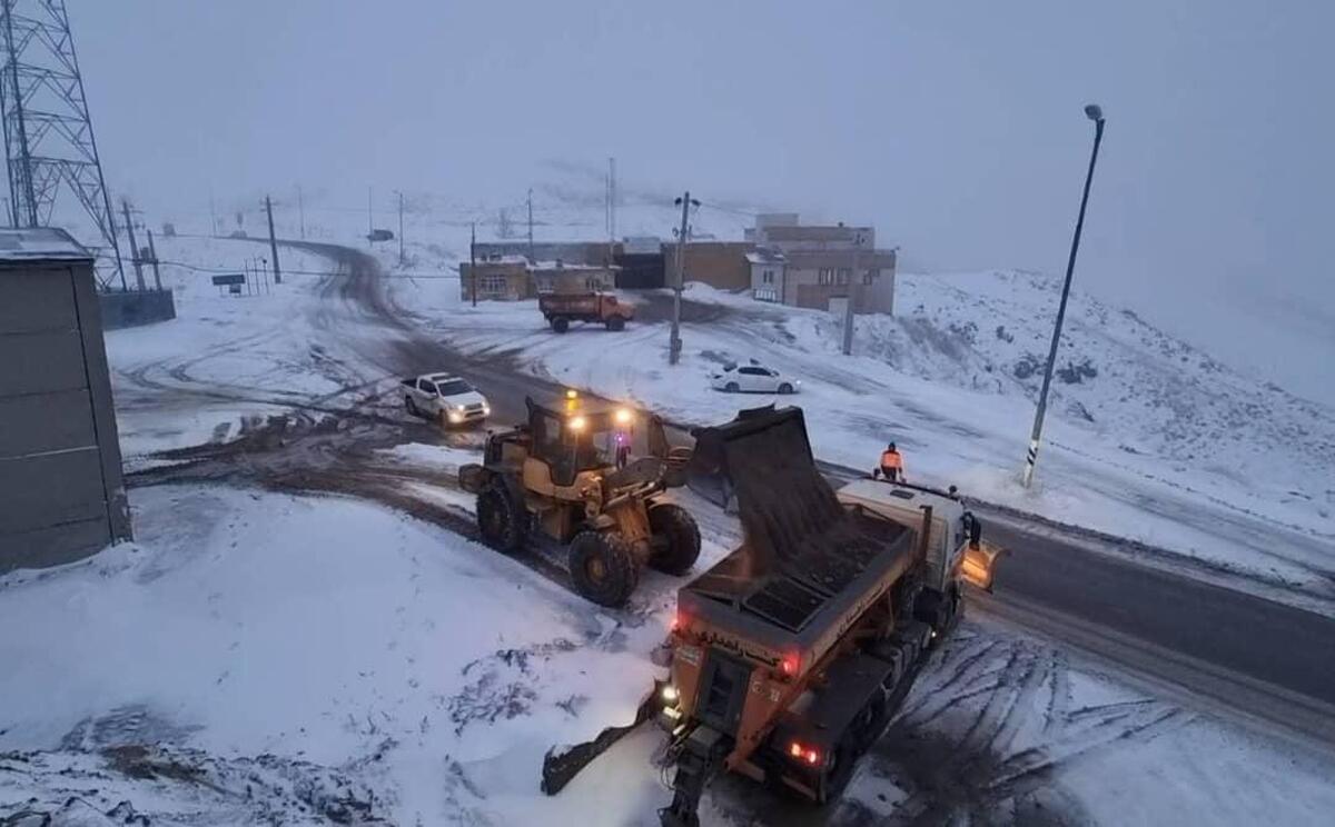 با تداوم بارش برف و باران در محورهای قزوین، تیم‌های راهداری در تمام راه‌های استان قزوین به حالت آماده‌باش کامل درآمده و عملیات برف‌روبی و نمک‌پاشی به‌طور مستمر در حال انجام است.