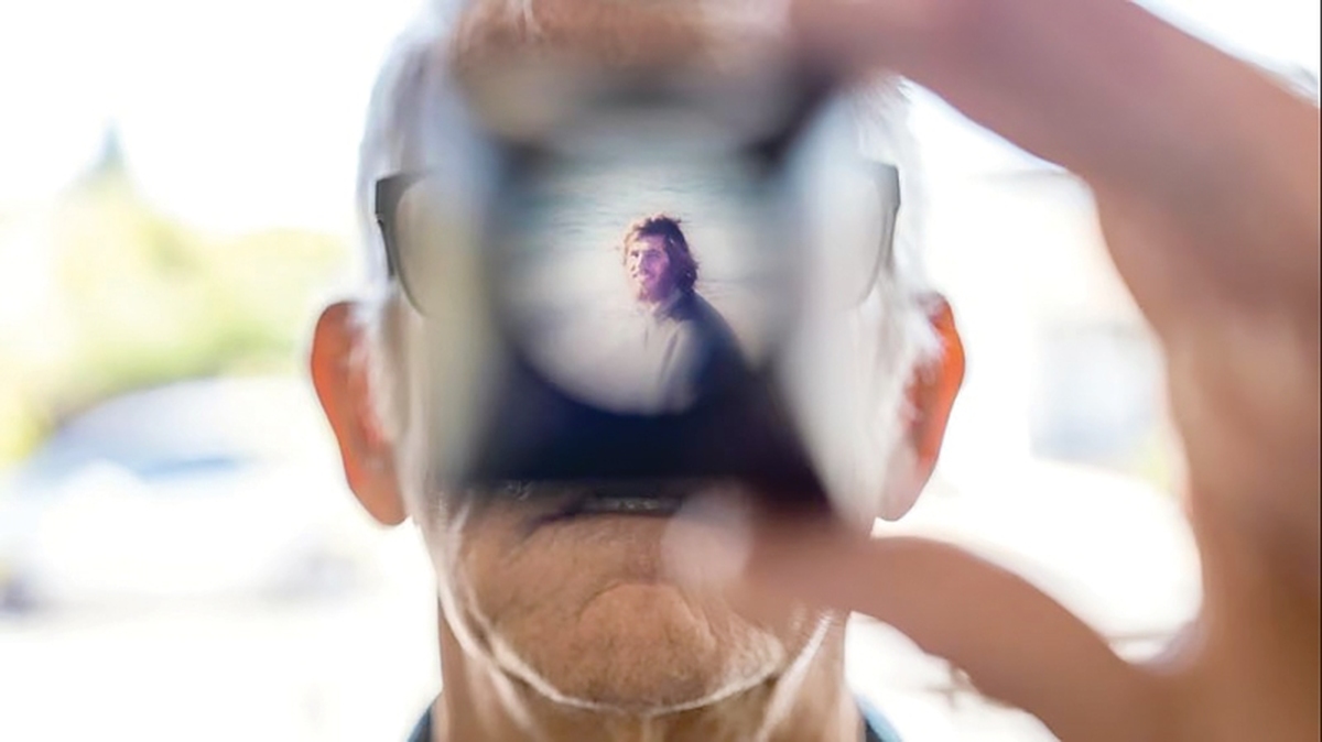 کریستی موریل، سالی را که زندگی‌اش ناگهان از مسیر عادی خود خارج شد، «سال ازهم‌گسیختگی» نامیده است؛ دوره‌ای کابوس‌وار که در آن، سیستم ایمنی بدنش علیه مغز او شورید و کنترل افکار، حافظه و شخصیتش را در دست گرفت.