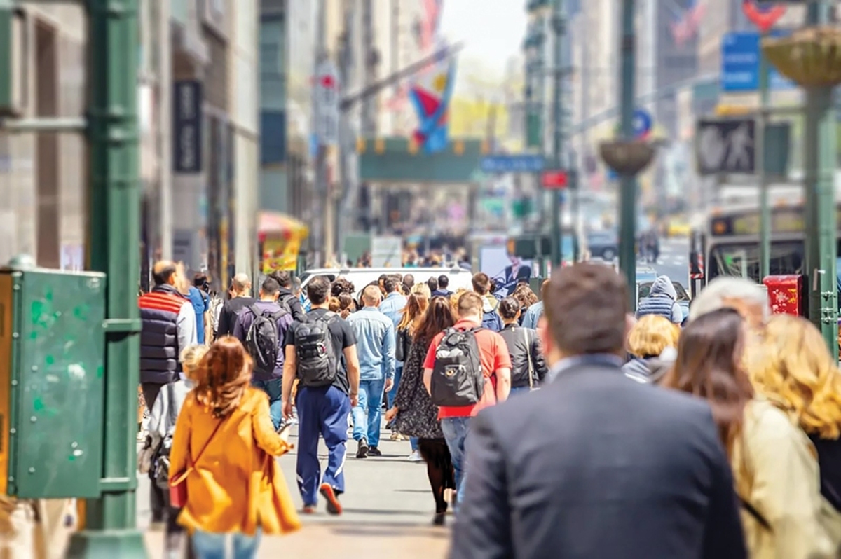 انسان‌ها به‌طور طبیعی برای زندگی در کلانشهرهای مدرن ساخته نشده‌اند و به‌نظر می‌رسد این ناسازگاری می‌تواند تاثیرات عمیقی بر سلامت و رفاه ما داشته باشد. این نتیجه‌گیری گروهی از دانشمندان تکاملی از دانشگاه لاگبورو در انگلستان و دانشگاه زوریخ در سوئیس است که باور دارند «صنعتی‌شدن سریع» زندگی انسان را با چنان شتابی دگرگون کرده که بدن و زیست‌شناسی ما فرصت سازگاری با آن را پیدا نکرده است.