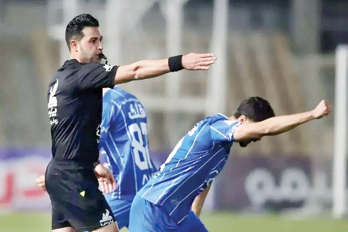 جام حذفی می‌رفت اولین شگفتی بزرگ خود را با حذف استقلال، رقم بزند. جایی که تیم پادیاب از لیگ دسته دو، دیوانه‌وار برای برد جنگید. آنها با وجود ۱۰ نفر شدن از دقیقه ۲۲ آن هم روی صحنه‌ای بحث برانگیز، روحیه خود را نباختند و مقابل ستارگان استقلال قد علم کردند. اتفاقات این مسابقه که ۲ بر یک به نفع آبی‌ها تمام شد، ظرف۴۸ساعت گذشته،جزو مهم‌ترین اخبار فوتبال ایران بوده است.از همان اخراج جنجالی تا پنالتی استقلال که باواکنش‌های مختلف کاربران وکارشناسان مواجه شد.