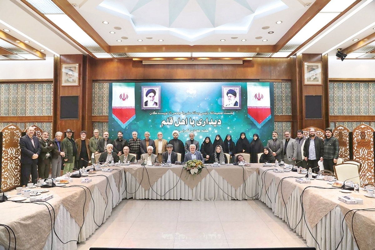 عصر بیست‌وهشتم آبان‌ماه، مرکز همایش‌های بین‌المللی صداوسیما، حال‌وهوای متفاوتی داشت، نه ازجنس نشست‌های اداری پر از نمودار و عدد‌؛محفلی بود از جنس واژه، اندیشه،شوق جوانانه و موی سپید اهالی قلم.دیدار پیمان جبلی با نویسندگان مراسمی نبود که صرفا برای عکس وخبر برگزار شود‌؛صحنه دیگری بود ازبازگشت رسانه به سرچشمه‌ خود،یعنی «قلم».رسانه‌ای که ازسیگنال و تصویر ساخته شده اماماهیتش ازمعناست ومعنا راتنها نویسنده است که زنده‌نگاه می‌دارد.