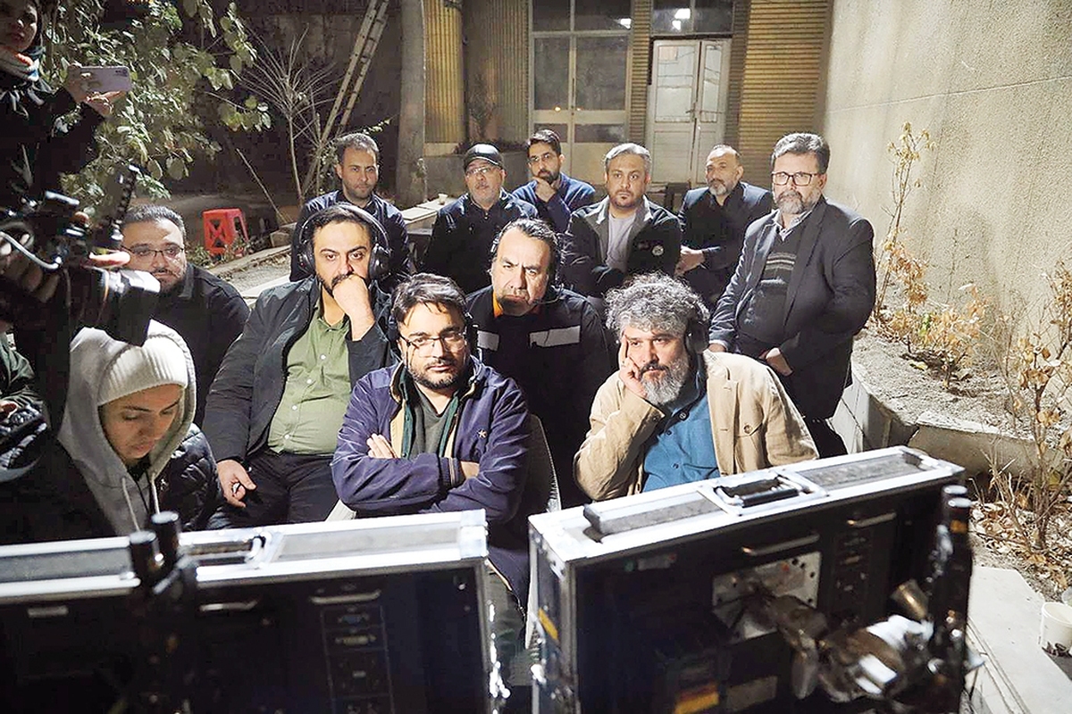 محسن برمهانی، معاون سیما در بازدید از پشت‌صحنه سریال «کلانتری ۱۱» روند تولید این مجموعه را مثبت ارزیابی کرد و آن را یکی از نمونه‌های رو به بلوغ تولیدات تلویزیون دانست.به گزارش پایگاه اطلاع‌رسانی سیما، برمهانی در این بازدید با قدردانی از عوامل تولید گفت: امشب توفیق حضور یافتیم به گروه تولید خداقوت بگوییم و از تلاش‌های آنان در مسیر ساخت این مجموعه نمایشی تقدیر کنیم.