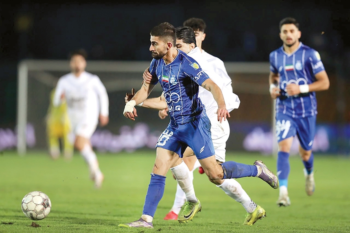 بعد از حواشی‌ای که فینال حذفی سال گذشته بین استقلال و ملوان به همراه داشت و انزلی‌چی‌ها طی این چند ماه از هر فرصتی برای اعتراض به داوری آن مسابقه استفاده کردند، خیلی‌ها منتظر بازی این دو تیم در فصل جدید لیگ برتر بودند. قرعه این تقابل که طی سال‌های گذشته همیشه جذاب و البته جنجالی بوده به هفته سیزدهم رسید تا دو تیم عصر دیروز در ورزشگاه شهدای شهر قدس به مصاف هم بروند.