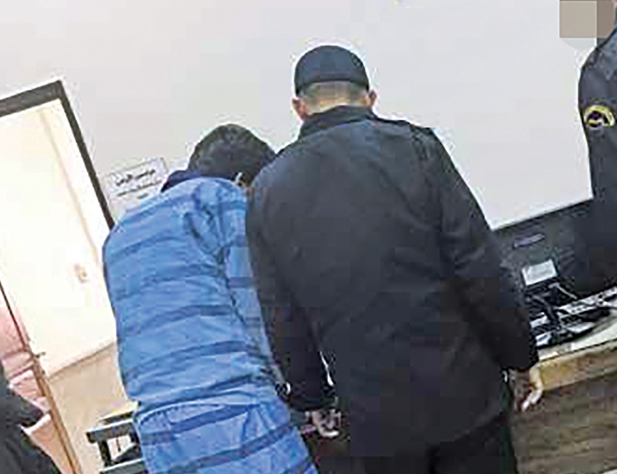 پسر نوجوان که با ضربه‌های چاقو و پیک‌نیک عمو و مادربزرگش را کشته بود در دادگاه از خود دفاع کرد.