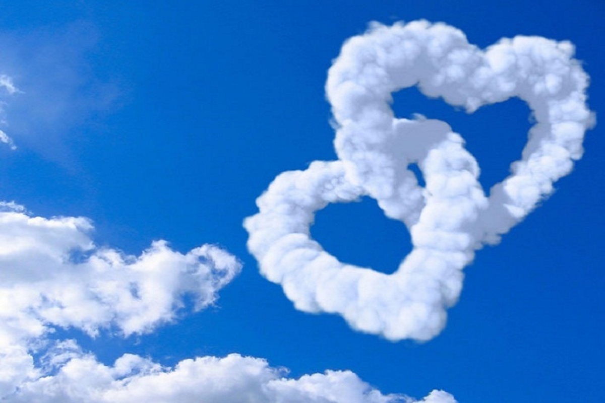 می‌گویند هنگامی که نوزاد تازه متولد شده در آغوش مراقبت‌کننده اولیه قرار می‌گیرد در او هورمونی ترشح می‌شود به نام عشق. بماند که روان‌شناسان دوآتشه گذشته‌گرا چون فروید و... چطور همین یک لحظه آغوش را مهم دانسته و عدم آن را برابردانسته‌اند با دنیای تیره و تاریک بزرگسالی. سراسر بی‌اعتمادی، ترس و سردی.