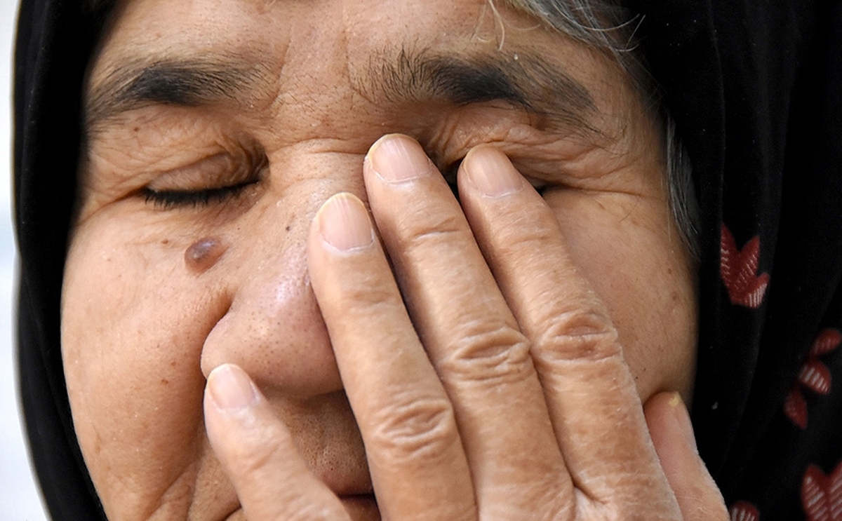 به چهره‌اش نگاه می‌کنم؛ چشم‌هایی که موجی از نگرانی‌ها را در خود جای داده و لبخندی که آرامش را معنا می‌کند.