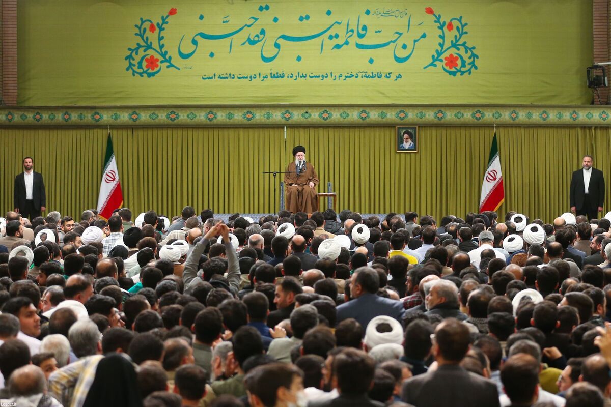 ایران اسلامی در سالروز میلاد پر برکت حضرت فاطمه زهرا(س)، امروز سراسر نور و سرور و شادمانی بود. به همین مناسبت در حسینیه امام خمینی(ره) نیز در حضور رهبر انقلاب اسلامی و هزاران نفر از محبان اهل بیت(ع)، مراسم پر شور مدیحه‌سرایی، شعرخوانی و منقبت سیّده النساء‌العالمین برگزار شد.