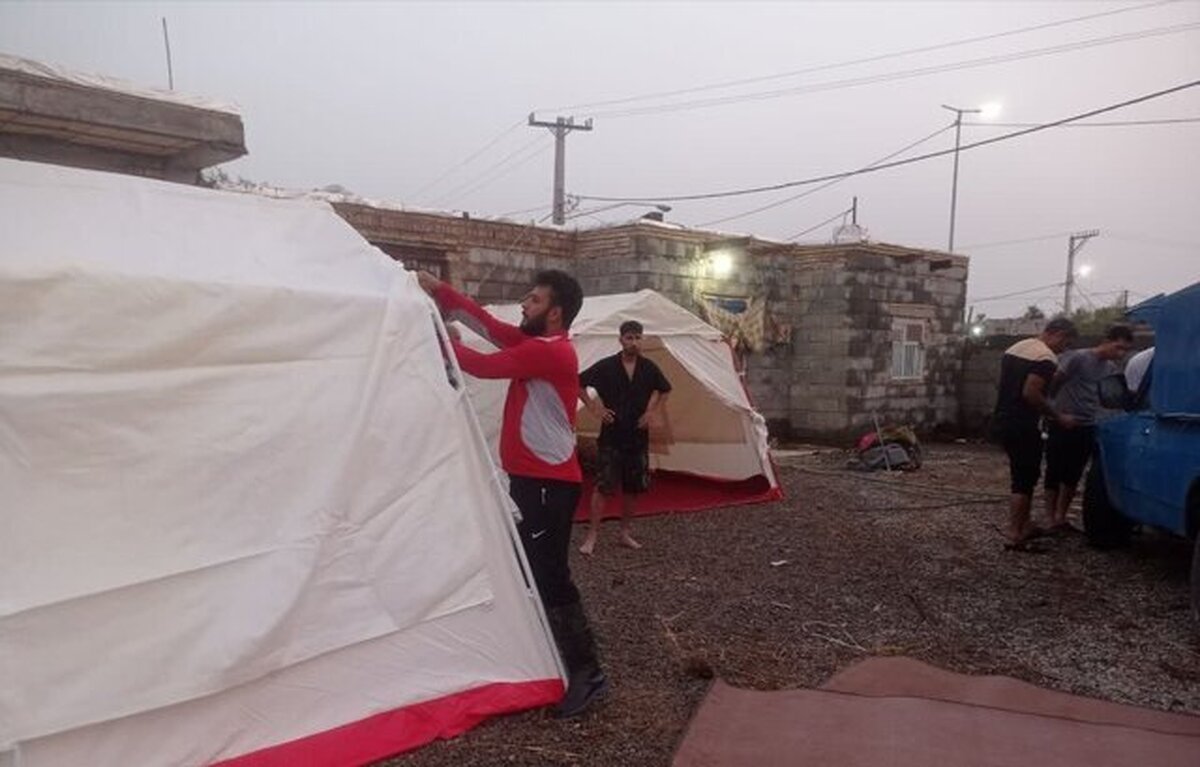 سخنگوی سازمان مدیریت بحران کشور از شناسایی بیش از ۹۰۰۰ نقطه فاقد ظرفیت مناسب آب‌گذری در کشور و اصلاح حدود هزار نقطه خبر داد و با اشاره به تجربه سیلاب‌های گذشته در تهران، شیراز و مشهد، گفت: باوجود اینکه زلزله مهم‌ترین مخاطره پایتخت است، اما آبگرفتگی و سیلاب نیز به واسطه ساخت‌وساز در حریم رودخانه‌ها و تغییرات اقلیمی، تهدیدی جدی برای تهران و کلان‌شهر‌ها و سایر نقاط کشور به شمار می‌رود.