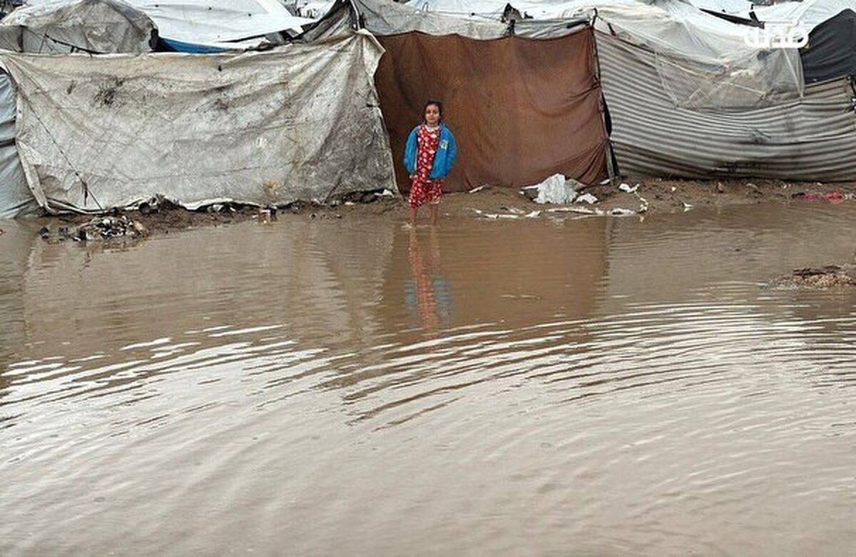 مدیرکل وزارت بهداشت فلسطین در غزه هشدار داد که کاهش شدید دما و نفوذ آب باران به داخل چادر‌های آوارگان، جان کودکان، سالمندان و بیماران را در معرض خطر مرگ قرار داده است.