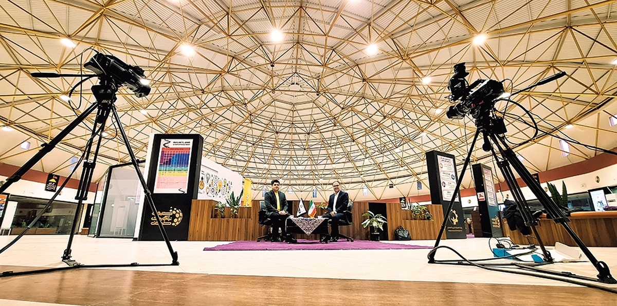 زیر طاق گنبدی‌شکل «کارخانه نوآوری» گرگان، طیف گسترده‌ای از جوانانی نشسته‌اند که نخبگان این روزهای این استان هستند‌؛ نخبگانی که ظرفیت توسعه و آبادی گلستان را در دست گرفته‌اند. برنامه «مسیر توسعه» که یک برنامه استانی است در چنین فضایی روی آنتن رفته تا با هفته گلستان همراه شود‌ و از شبکه چهار سیما‌ روی آنتن برود.این برنامه دغدغه‌ها و مشکلات فعالان اقتصادی و ظرفیت استفاده از نخبگان را در اتصال دانشگاه با صنعت مورد بررسی قرار می‌دهد.