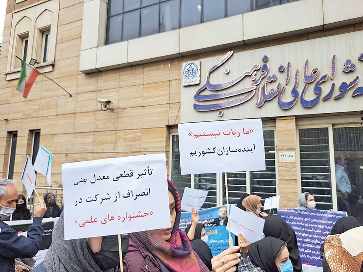 با قطعی‌شدن طرح تاثیر معدل در کنکور ۱۴۰۵، اعتراض‌ها نسبت به یکی از پرچالش‌ترین مصوبات شورای عالی انقلاب فرهنگی دوباره شدت گرفته است. هفته گذشته بود که صدها دانش‌آموز به‌همراه والدین‌شان در اعتراض به این تصمیم مقابل ساختمان شورای عالی انقلاب فرهنگی تجمع کردند و دانش‌آموزان مناطق محروم نیز با نوشتن نامه‌ای به دکتر پزشکیان، رئیس‌جمهور و رئیس شورای عالی انقلاب فرهنگی، خواستار توجه به مشکلات و شرایط نامساعد آموزشی خود شدند.