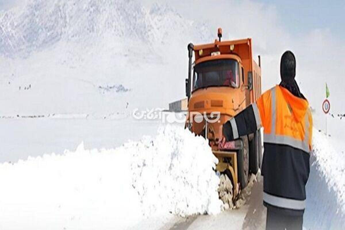 اداره کل راهداری و حمل‌ونقل جاده‌ای آذربایجان‌غربی تا ۱۵ فروردین سال آینده در حالت آماده‌باش کامل زمستانی قرار دارد و تمامی نیروها و تجهیزات برای مدیریت بارش‌ها و یخ‌زدگی محورهای مواصلاتی بسیج شده‌اند.
