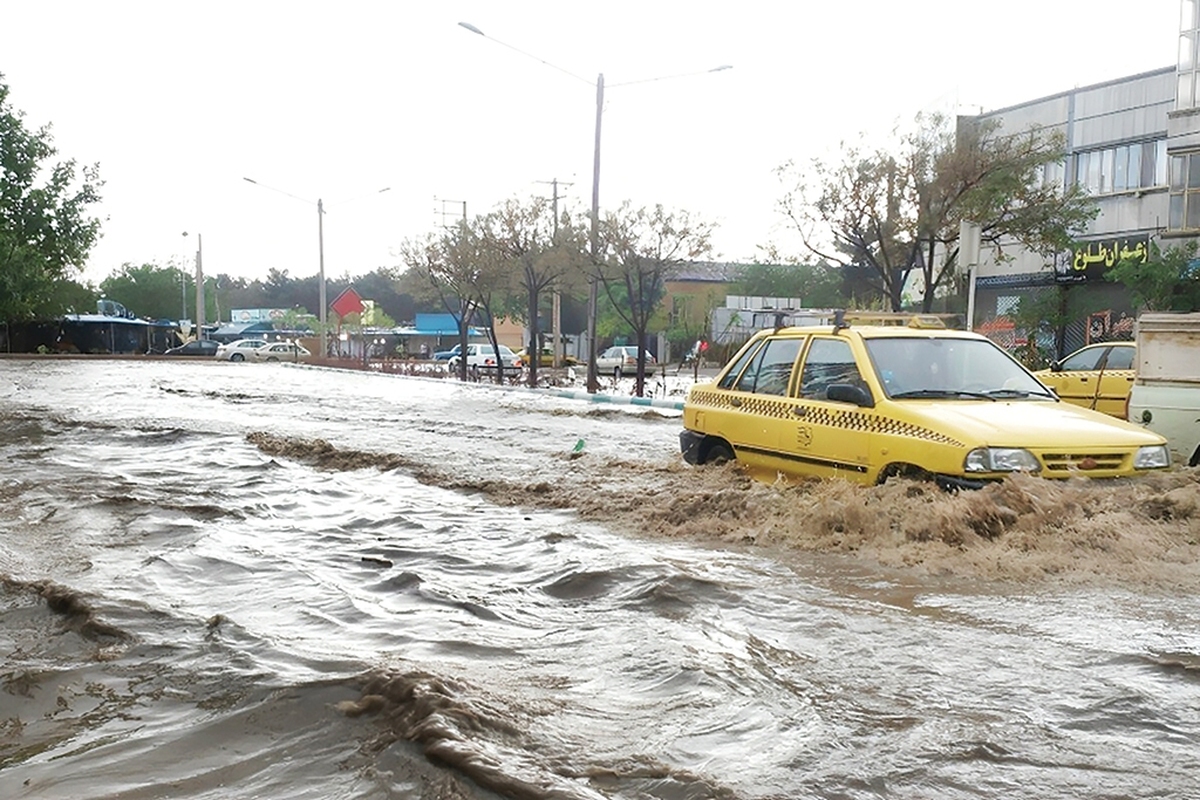 در روزهای اخیر و همزمان با بارش باران در شهرهایی مانند تهران، اگرچه این بارش‌ها نقش چشمگیری در کاهش آلودگی هوا داشت و باعث خوشحالی شهروندان شد، اما در مقابل چالش‌هایی نیز به همراه آورد که البته ناشی از کم‌توجهی به بهبود زیرساخت‌های شهری است.