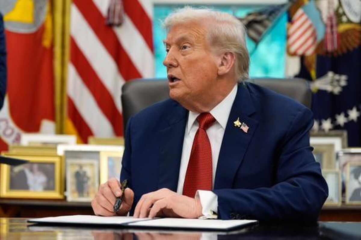 با گذشت ۱۱ماه از بازگشت دونالد ترامپ به کاخ ‎سفید، همچنان آمریکا بر کارزار بی‌نتیجه ‌فشار حداکثری‌ علیه ایران اصرار دارد. رئیس‌‎جمهور ایالات ‎متحده شامگاه روز پنجشنبه ضمن تکرار ادعاهای خود درباره نابودی برنامه هسته‎‌ای ایران گفت: می‌توانیم موشک‌های ایران را نیز خیلی سریع از کار بیندازیم.‌