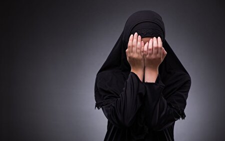 دختر نوجوان گرفتار در دخمه تاریک