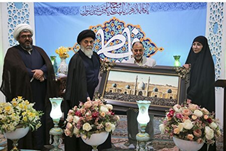 همسر اسیر ۱۰۰۰ روزه به پاس صبر و مادری فداکارانه در جمکران تقدیر شد