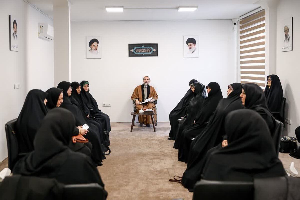 این نشست فرصتی بود تا ضمن پاسداشت جایگاه زنان در اسلام و جامعه، از تلاش‌ها و خدمات بانوان در حوزه‌های علمی، فرهنگی و اجتماعی قدردانی شود.