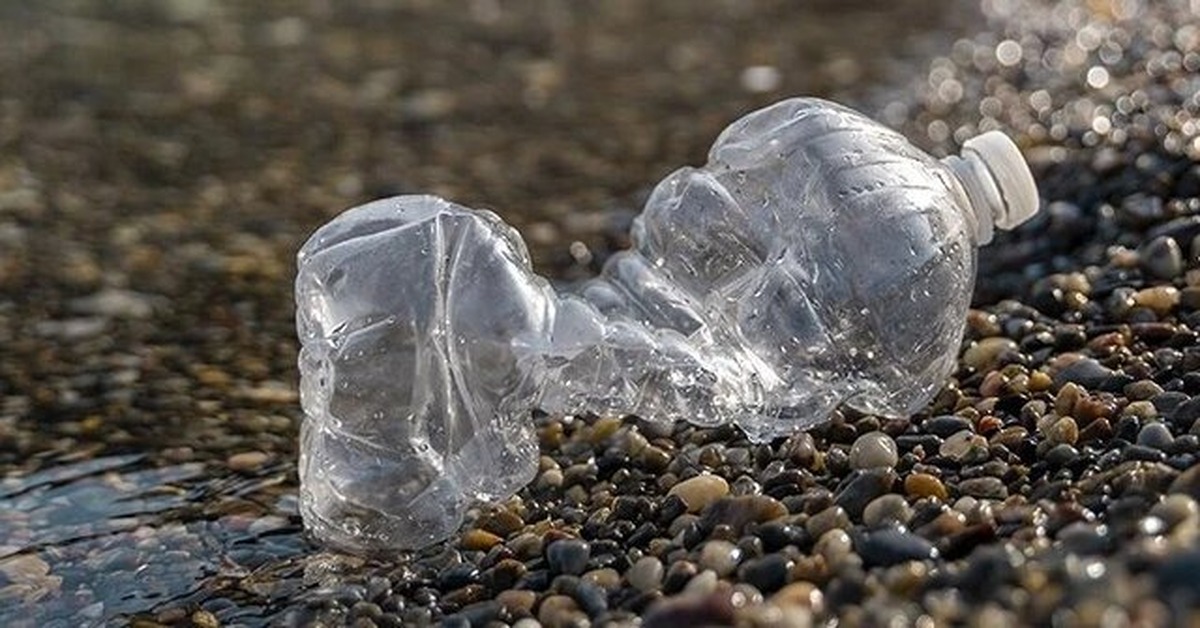  در چند دهه اخیر، آب معدنی از یک کالای لوکس به یکی از پرمصرف‌ترین کالاهای روزمره تبدیل شده است. برندها آن را پاکیزه، سالم و حتی «بهتر از آب لوله‌کشی» معرفی می‌کنند‌‌؛ تصویری که بسیاری از مصرف‌کنندگان نیز باور کرده‌اند اما پشت این شفافیت ظاهری، واقعیت‌هایی نهفته است که تحقیقات علمی به‌تدریج پرده از آنها برداشته‌اند: آب در بطری‌ همیشه آن‌‌گونه که به نظر می‌رسد، ایمن و سالم نیست. 