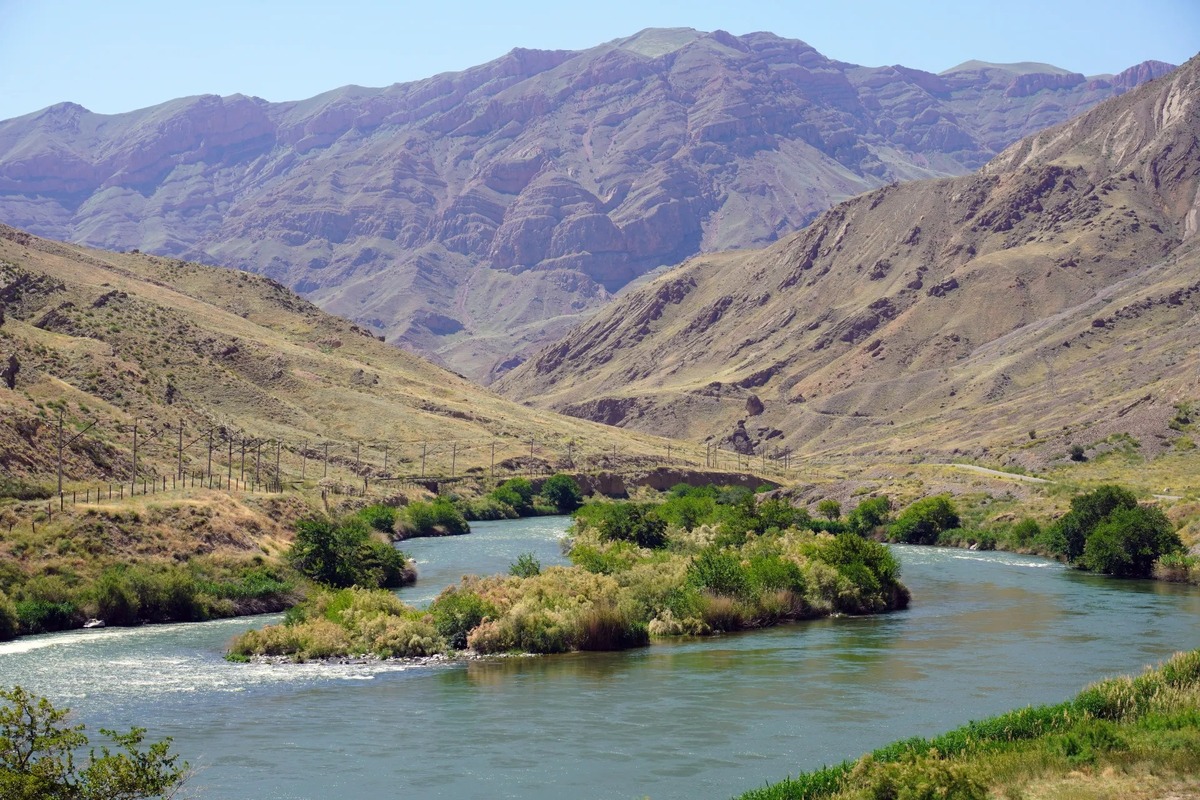 هادی آفریده در مستند «ارس، رود خروشان» روایتی را به تصویر می‌کشد که در بطن خود، از یک گزارش جغرافیایی یا تاریخی صرف فراتر می‌رود. این اثر می‌کوشد رود ارس را نه به‌مثابه یک خط مرزی بی‌جان بر نقشه، که به‌عنوان یک شخصیت زنده، آگاه و حامل حافظه جمعی بازتعریف کند.