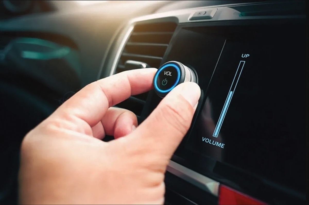 برای بسیاری از رانندگان، لحظه‌ای وجود دارد که هنگام ورود به یک پیچ دشوار یا ترافیک سنگین، ناخودآگاه دست به سمت دکمه‌ ضبط می‌برند و صدای موسیقی را کم می‌کنند. چرا چنین واکنشی طبیعی به نظر می‌رسد؟ چرا باید صدا کم شود تا بهتر «ببینیم»؟ آنچه به نظر عجیب می‌رسد، درواقع یکی از سازوکارهای مهم مغز برای حفظ ایمنی و تمرکز است.