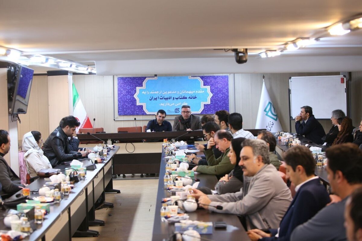 معاون کتاب و فرهنگ خانه کتاب در نشست اخیر ناشران فضای مجازی که در خانه کتاب و ادبیات ایران برگزار شد، گفت: گاهی اوقات پیوستن و استفاده به نوعی فناوری یا تمایل به رویکردی جدید از آن، به معنای حذف قبلی یا تقابل سنتی با آن پدیده نیست. برای مثال درباره روی آوردن به نسخه الکترونیکی کتاب یا فناوری‌ وابسته به آن نظیر اپ‌های مختلف موجود مرتبط با کتاب به مثابه قدیمی‌ترین و معتبرترین رسانه جهان از دیرباز تاکنون به معنای حذف نسخه‌های کاغذی یا روش‌های سنتی موجود یا متغیر فعلی نیست اما در این سیر تطور که بلااجتناب و همپای تغییرات جهانی است، ظرفیت‌های فرهنگی و بازارهای جدیدی ایجاد می‌شود که هم‌راستای روش‌های موجود به کمک بالندگی بیشتر کتاب می‌آید.