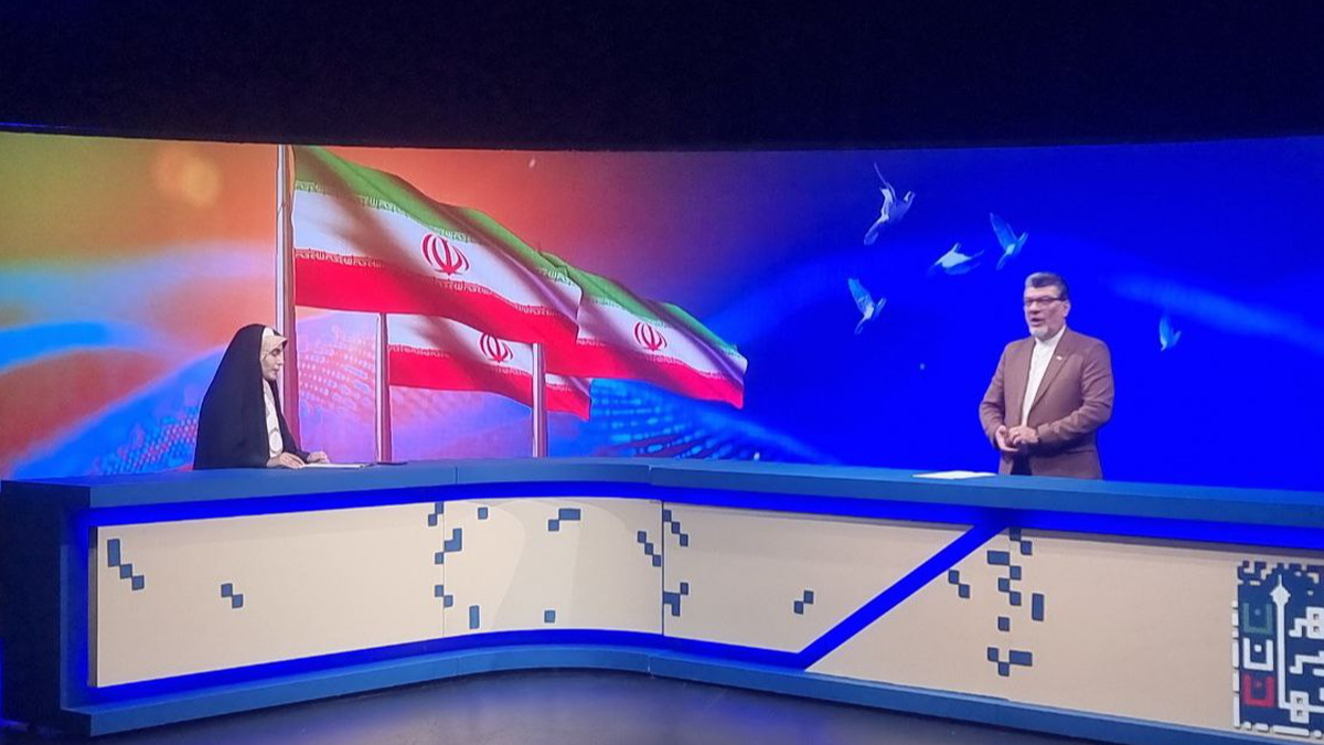 برنامه تلویزیونی «تهران، ایران، جهان» به تهیه‌کنندگی محمدعلی بازی و اجرای بهروز تشکر از شبکه تهران روی آنتن رفته است؛ برنامه‌ای تحلیلی که تلاش می‌کند نگاه مخاطب را از سطح خبر فراتر ببرد و رابطه میان تحولات داخلی ایران با اتفاقات جهانی را بازخوانی کند.