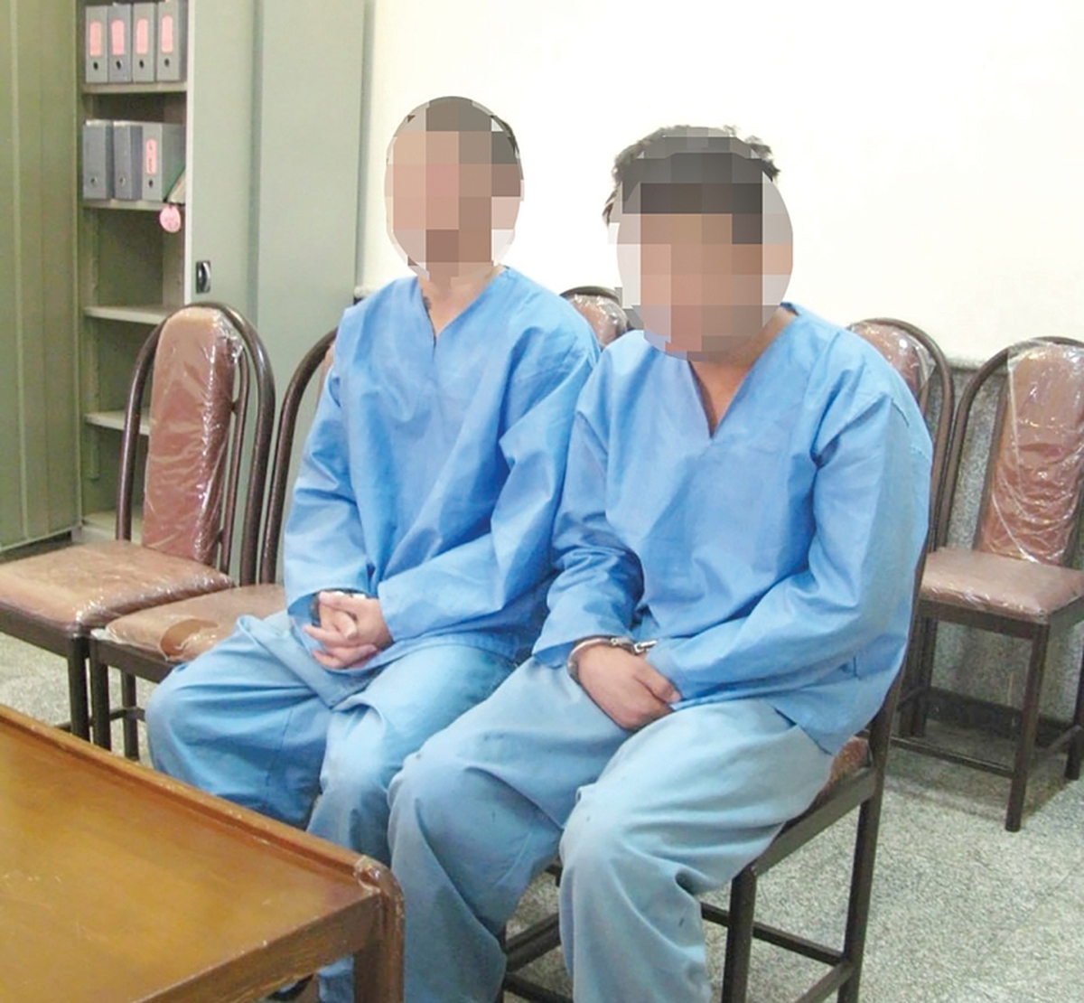 پسر جوان، دختری را به‌بهانه ازدواج فریب داده و با کمک دوستش او را ربوده و مورد تجاوز قرار دادند. متهمان برای این‌که شاکی از آنها شکایت نکند، از صحنه آزار دختر جوان فیلم سیاه گرفتند. 