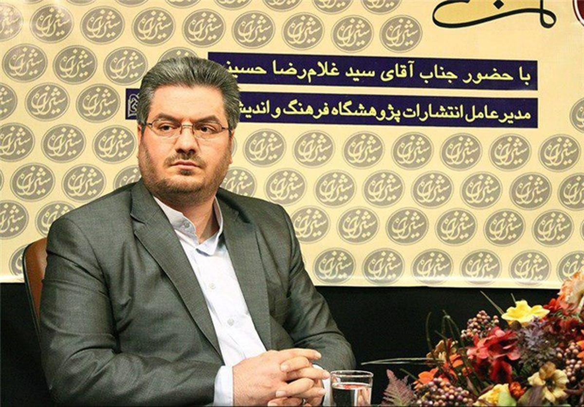 در سال‌های اخیر سن ازدواج در ایران به بالای ۲۵ سال افزایش یافته و این در حالی است که در سطح جهانی این سن معمولا بین ۱۸ تا ۲۵ سال است. افزایش سن ازدواج موجب شده تعداد افرادی که هرگز ازدواج نکرده‌اند نیز افزایش یابد و شرایط برای بخش قابل‌توجهی از جمعیت به گونه‌ای شود که دیگر امکان ازدواج برای‌شان فراهم نباشد؛ پدیده‌ای که به آن «تجرد قطعی» گفته می‌شود. دلایل این پدیده چندوجهی و شامل عوامل اقتصادی، عوامل فرهنگی و روانشناختی است. البته عدم تناسب جمعیتی در برخی مناطق و مهاجرت جوانان نیز دسترسی به شریک مناسب را کاهش می‌دهد. 