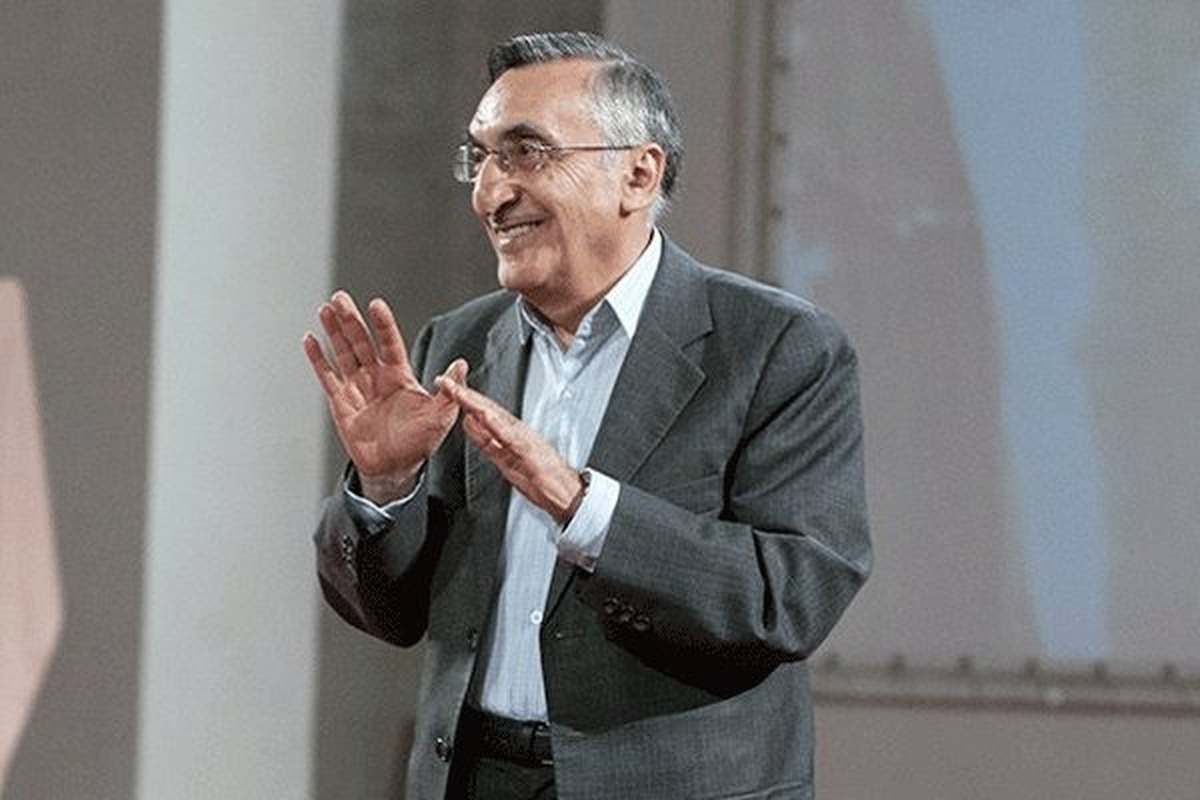 این گفت‌و‌گو مروری است بر شخصیت و کارنامه پربار زنده‌یاد کامران فانی از نگاه استاد جمشید کیان‌فر مصحح و پژوهشگر. کیان‌فر در این مصاحبه از فانی به‌عنوان چهره‌ای پردانش، پرکار و جامع یاد می‌کند که عمرش را وقف کتاب، پژوهش و خدمت به فرهنگ ایران کرد. او فانی را نه فقط مترجم و ویراستاری برجسته بلکه نماد عشق به دانش و مطالعه می‌داند. 