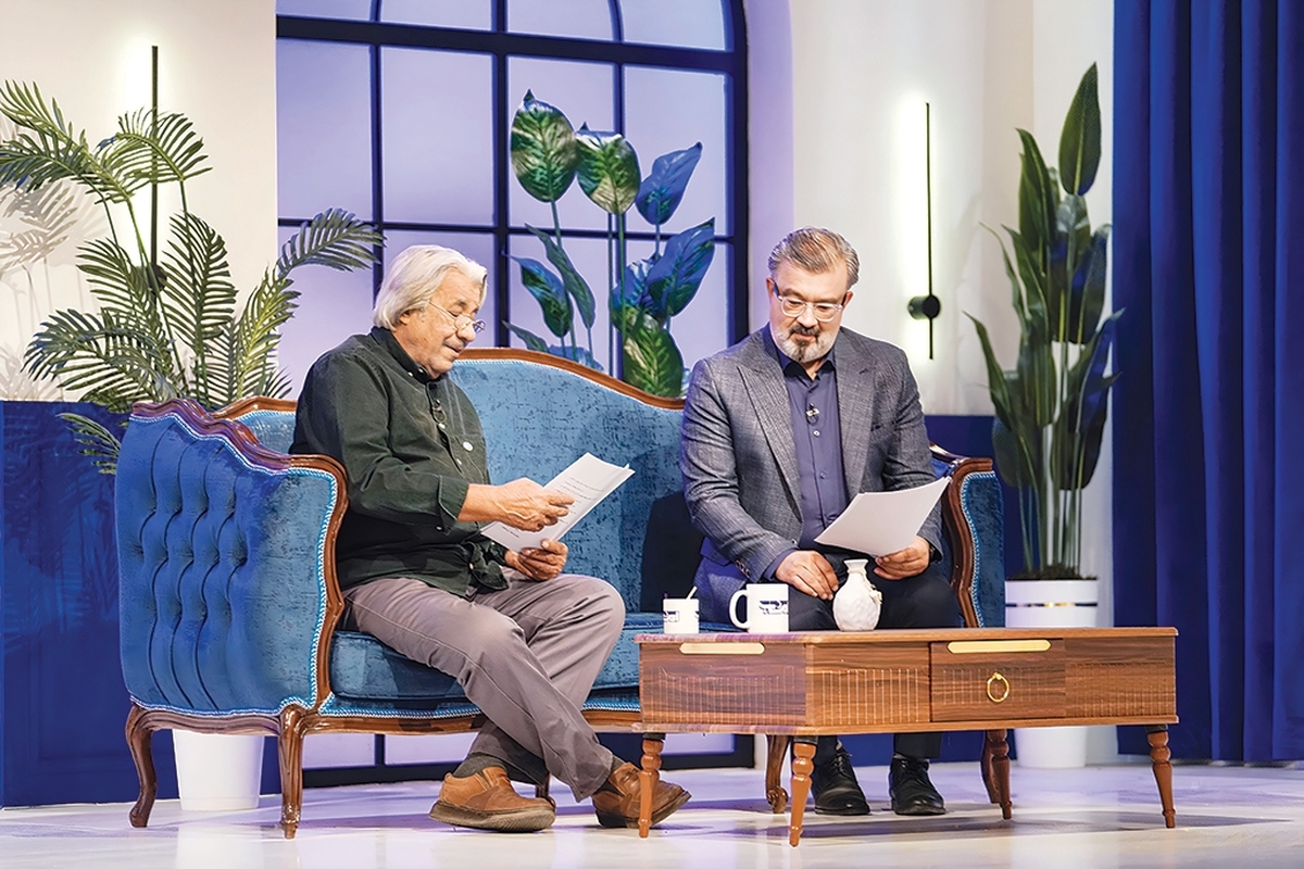 دانش‌آموز دیروز رشته مهندسی برق در دبیرستان میرداماد شهرری، امروز مجری برجسته صداوسیماست. علاقه‌اش به کار‌های هنری در دوران نوجوانی او را در سال ۱۳۸۰ به دنیای تلویزیون کشاند؛ جایی که با اجرای برنامه زنده‌ای در شبکه یک شروع به کار کرد.