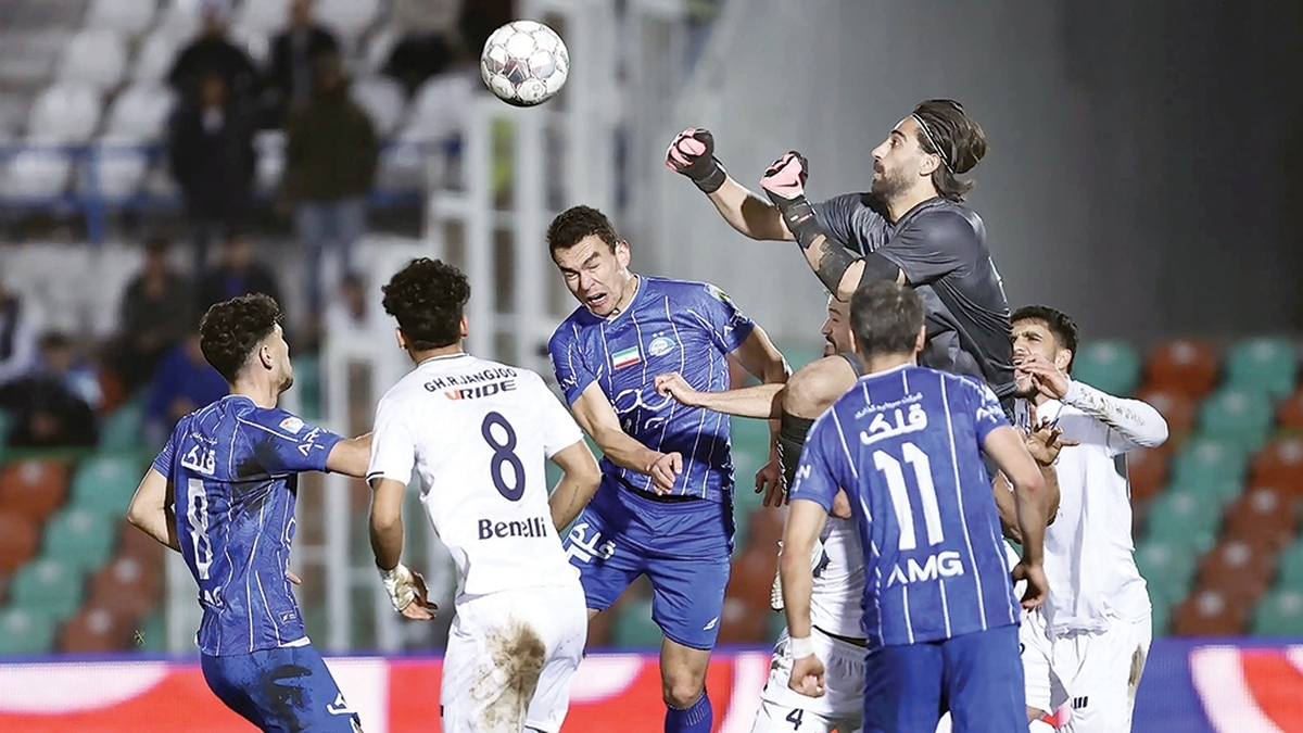 در روزهای اخیر یکی از دلایل احتمالی به‌ خطر افتادن مجوز حرفه‌ای باشگاه استقلال‌ تیمداری این باشگاه در رشته‌های ورزشی غیر از فوتبال عنوان شده‌؛ موضوعی که شاید در نگاه اول عجیب به‌نظر برسد اما ریشه آن به قوانین سختگیرانه کنفدراسیون فوتبال آسیا (AFC) برمی‌گردد.