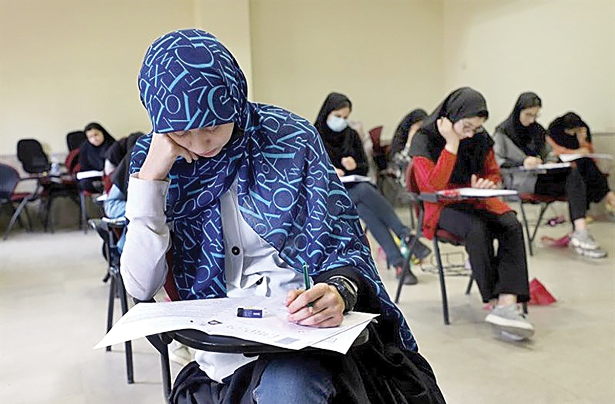 حاشیه‌های کنکور تمامی ندارد و داوطلبان هر روز با اظهارنظر و تصمیم‌هایی مواجه می‌شوند که به استرس و اضطراب آنها دامن می‌زند. پس از این‌که سه‌شنبه گذشته ‌عده‌ای از داوطلبان کنکور مقابل ساختمان شورای انقلاب فرهنگی تجمع کردندوخواستار لغو تأثیرقطعی معدل درآزمون سراسری۱۴۰۵شدند، روز گذشته‌ دکتر حجت‌الاسلام عبدالحسین خسروپناه، دبیر شورای عالی انقلاب فرهنگی آب پاکی را روی دست این داوطلبان کنکور و البته ۱۹۵نماینده مجلسی که خواستار چنین تغییری هستند ریخت و گفت: دیگر زیر بار تغییر مصوبه کنکور نمی‌رویم.