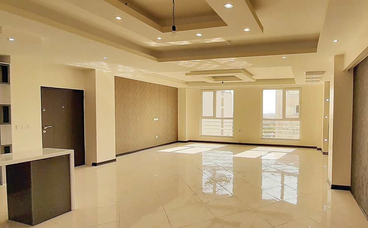 به‌منظور جلوگیری از افزایش سوداگری در بازار مسکن و کنترل روند روبه‌افزایش قیمت‌ها در بخش اجاره‌بها و معاملات خرید و فروش، طرح مالیات بر خانه‌های خالی ۲۲ تیرماه ۱۳۹۹ با ۱۱ تبصره به تصویب رسید و طبق گفته قانون‌گذاران، به‌عنوان یکی از مهم‌ترین ابزارهای تنظیم‌گری در دستور کار دولت قرار گرفت. هدف اصلی این قانون، افزایش عرضه واحدهای بلااستفاده، مقابله با احتکار مسکن، کاهش فشار تقاضا و ایجاد ثبات نسبی در قیمت‌ها اعلام شد؛ اقدامی که قرار بود از تبدیل مسکن به کالای صرفا سرمایه‌ای و غیر مولد جلوگیری کند.