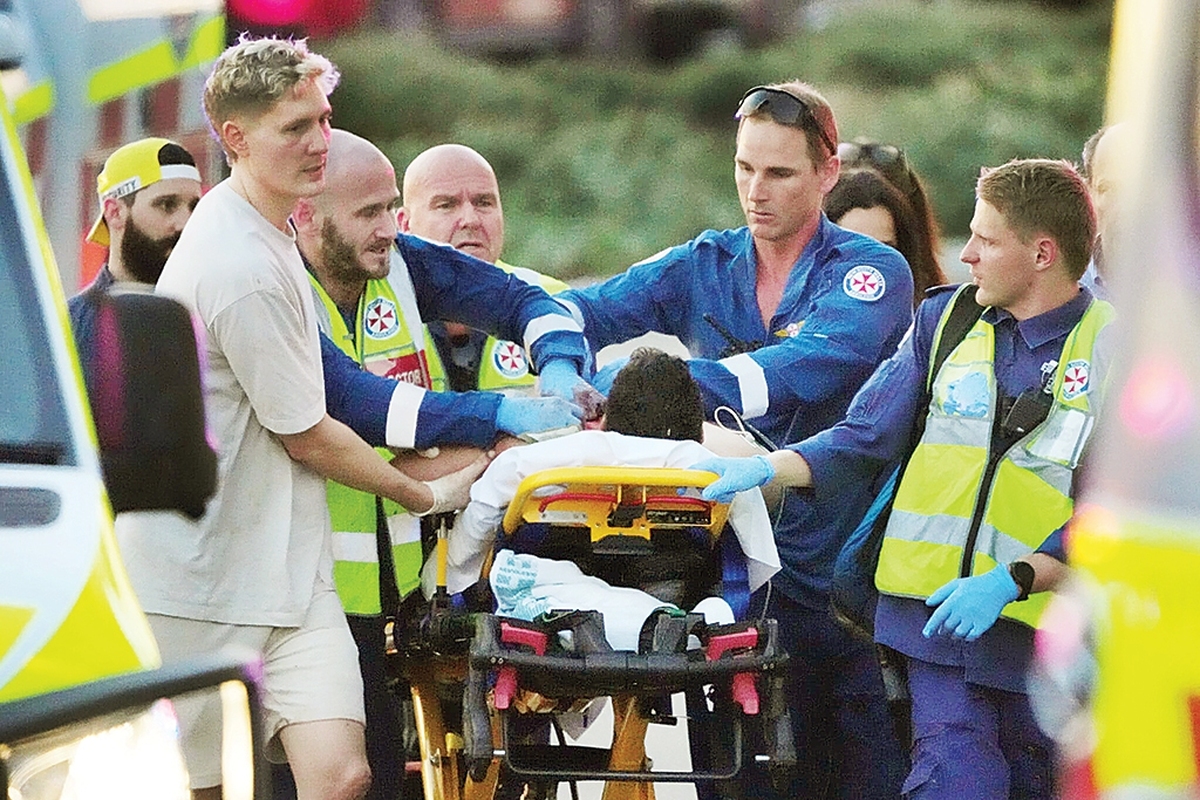 تیراندازی مرگبار در جریان مراسم «حانوکا» در ساحل بوندی سیدنی، مردم این شهر وافکارعمومی رادرشوک قرار داد. این حادثه در شرایطی رخ می‌دهد که فضای افکار عمومی جهان نسبت به سیاست‌های رژیم‌صهیونیستی به‌شدت منفی است و هر حادثه‌ای با ادعای«یهودی‌ستیزی»می‌تواندمعادله رسانه‌ای رابه‌طور جدی تغییردهد.برای بسیاری ازناظران این پرسش ایجاد شده است که آیا با یک سلسله حوادث خودجوش روبه‌رو هستیم یابخشی ازیک طراحی سازمان‌یافته برای مظلوم‌نمایی، اسلام‌هراسی وزمینه‌سازی برای فشاربیشتر بر محور مقاومت و ایران؟