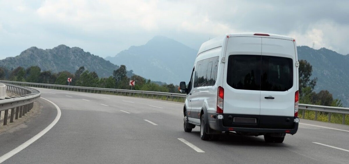 کلان‌شهر تهران، با شریان‌های حیاتی پر ازدحام خود، هر روز مسافران را با چالش‌های ترافیک سنگین، معضل پیدا کردن جای پارک مناسب در مقاصد شلوغ و استرس ناشی از تمرکز مداوم در مسیرهای پرتنش روبرو می‌سازد. در چنین محیطی، اتکا به وسایل حمل و نقل عمومی یا تاکسی‌های معمولی اغلب به معنای از دست دادن زمان و انرژی است. در این میان، سرویس کرایه ون دربستی با راننده به عنوان یک راهکار ممتاز، لوکس و کاملاً کارآمد مطرح می‌شود. این سرویس نه تنها بار جابه‌جایی فیزیکی را از دوش شما برمی‌دارد، بلکه با فراهم آوردن یک فضای اختصاصی و آرام، مدیریت زمان و آسایش مسافر را در اولویت مطلق قرار می‌دهد. این انتخاب، فراتر از یک جابه‌جایی ساده است؛ این یک سرمایه‌گذاری هوشمندانه بر روی کارایی و کیفیت تجربه سفر شما در پایتخت است.