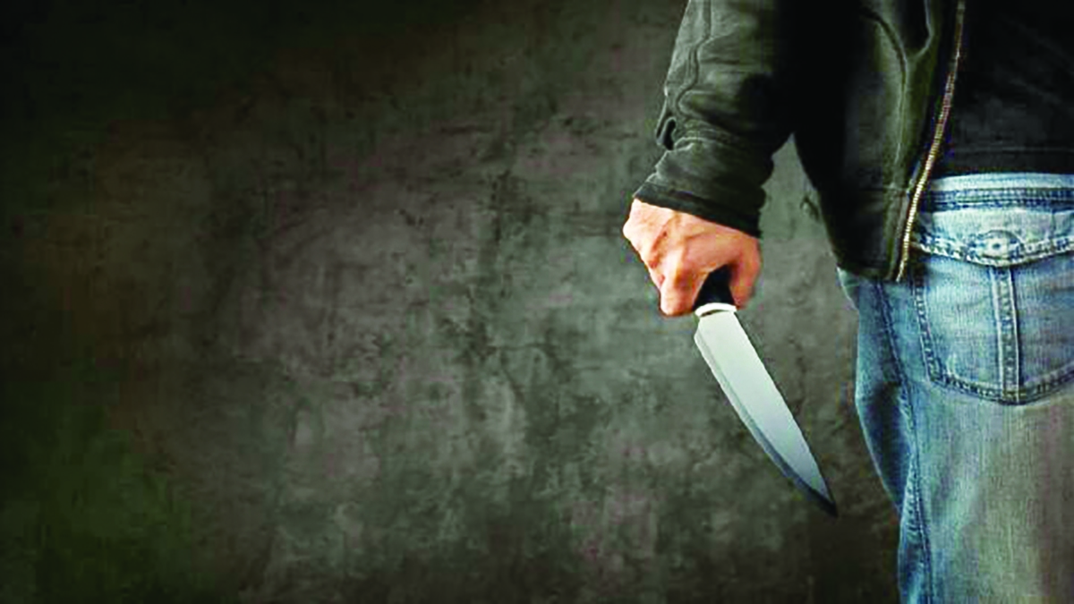 مردی که متهم است درجریان اجاره خانه۴۰۰متری در زعفرانیه مرد صاحبخانه را با چاقو کشته، پای میز محاکمه ایستاد. متهم در این جلسه منکر قتل شد.