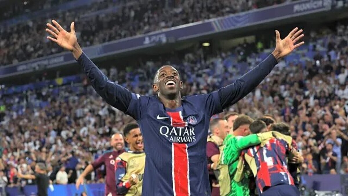 عثمان دمبله بالاتر از لامینه یامال عنوان برترین بازیکن سال فوتبال جهان را به دست آورد.