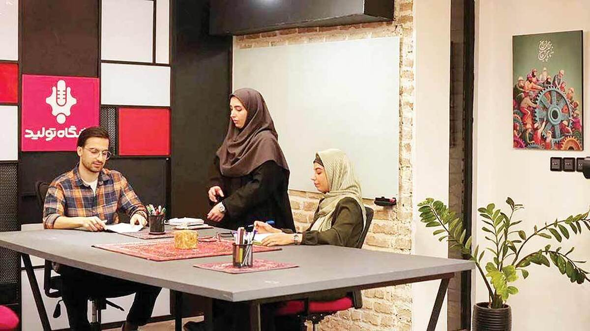 شبکه‌های مختلف سیما تاکنون برنامه‌های مختلفی را با هدف حمایت از تولید و توجه به این بخش روی آنتن برده‌اند؛ از برنامه باسابقه «میدون» تا «پایش». دراین میان چند وقتی بود جای خالی برنامه‌ای اینچنینی درشبکه یک خالی بود. برنامه «باشگاه تولید» با این حال و هواروی آنتن رفت تا با ترکیبی از گفت‌وگو با کارآفرینان ومستند زندگی‌شان، روایتی یکدست از تلاش این افراد را به نمایش درآورد. باشگاه تولید به تهیه‌کنندگی شایان رنجبر و کارگردانی محمدداوود صالحی تولید و پخش شده است.