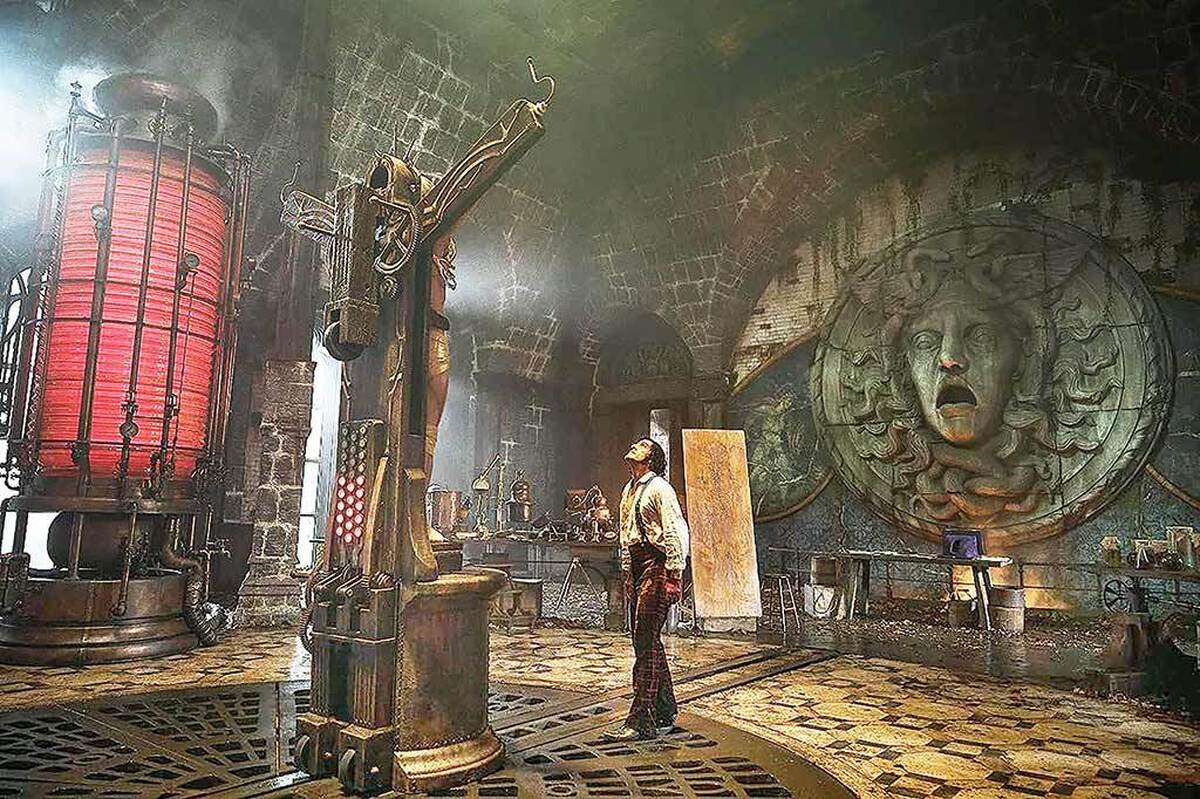 شاید وقتی مری شلی در۱۸سالگی و در اوایل قرن نوزدهم دریک مسابقه نوشتن داستان‌های ترسناک ودررقابت با همسرش پرسی و همچنین لرد بایرون قصه مخلوق فرانکشتاین، موجودی راکه از پاره‌های بدن مردگان ساخته شده و با نیروی برق به حرکت می‌افتاد‌ به رشته تحریر درآورد، هیچ‌گاه تصورنمی‌کرد صدها بار این داستان به فیلم و سریال و تئاتر و انیمیشن تبدیل شود و در تمام طول تاریخ سینما بر پرده‌ها حضور داشته باشد‌؛ از فیلمی که ادیسون درسال۱۹۱۰ به کارگردانی جیمز داولی تهیه کردتافیلم معروف جیمز ویل در۱۹۳۰بابازی بوریس کارلوف که تاسال‌ها مخلوق فرانکشتاین باقی ماند،تافیلم رنگی «دکتر ویکتور فرانکشتاین» برادران وارنربه کارگردانی ترنس فیشر باشرکت پیتر کوشینگ وکریستوفرلی تافیلم «فرانکشتاین مری شلی»در۱۹۹۴ساخته کنت برانا و باحضور رابرت دونیرو به نقش مخلوق.