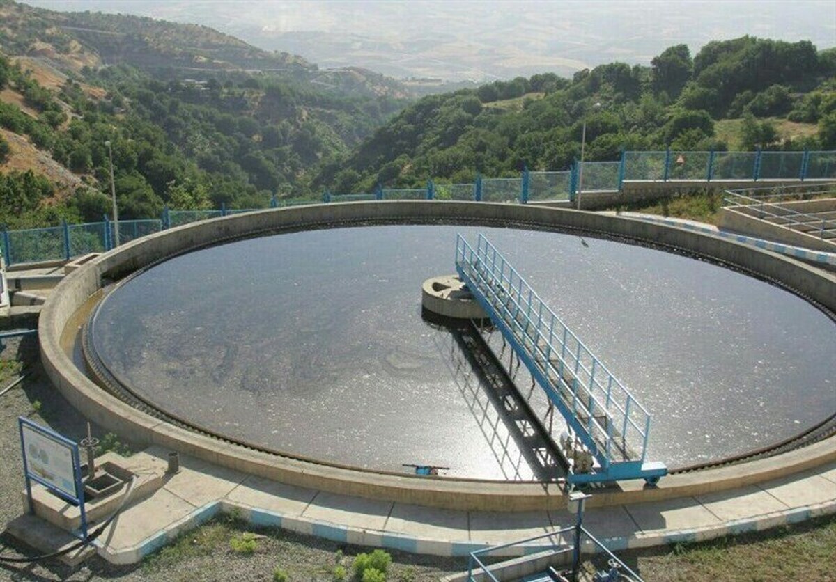 سال‌هاست که مدیریت آبی به دست بخش دولتی است و اکنون سخت‌ترین شرایط آبی را در کشور پشت‌سر می‌گذاریم. گفته می‌شود اگر از همان ابتدا بخش خصوصی پا به این عرصه می‌گذاشت، اکنون شرایط بهتری بر کشور حاکم بود؛ موضوعی که حتی مقام معظم رهبری نیز بر آن تاکید کرده‌اند.