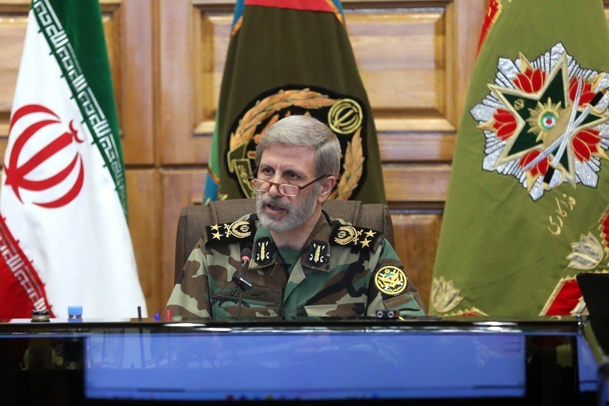 به دنبال ورود سامانه جدید بارشی و احتمال وقوع سیلاب در برخی استان‌ها، سرلشکر حاتمی به فرماندهان نیرو‌های ارتش، دستور داد برای کمک به ستاد بحران آماده باشند.