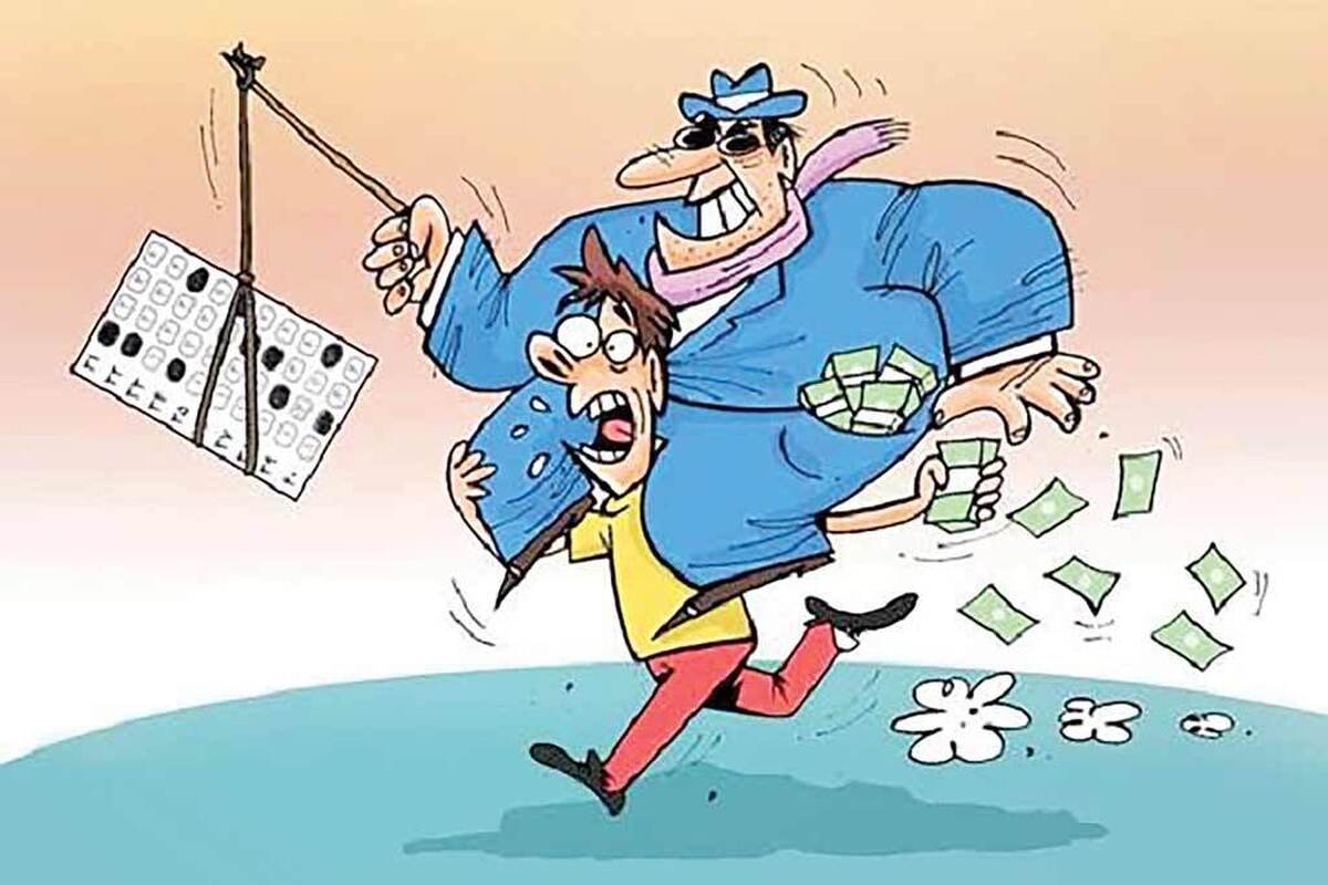 بسیاری از دانش‌آموزان در سال‌های اخیر، دیگر به کنکور به چشم یک رقابت عادلانه نگاه نمی‌کنند. کمتر پیش می‌آید که دانش‌آموزی از مناطق کمتر برخودار بتواند در جمع رتبه‌های برتر کنکور حضور پیدا کند؛ چراکه مدت‌هاست کنکور از ‌آزمونی علمی فاصله گرفته و برای بسیاری از خانواده‌ها به مسأله‌ای پرهزینه و پراضطراب بدل شده است. البته این آزمون برای تعدادی از موسسات حکم آب گل‌آلود را پیدا کرده و آنها با نهایت سودجویی از این آشفته بازار پول به جیب می‌زنند.