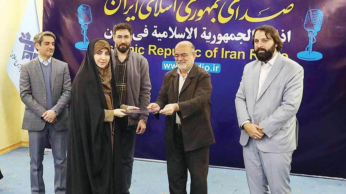 همزمان با برگزاری مراسم رونمایی از عوامل تولید صوتی دو کتاب تقریظ شده توسط رهبر معظم انقلاب، نسخه صوتی دو کتاب «تب ناتمام» و «خانوم ماه» با هنرمندی صداپیشگان مطرح کشور منتشر شد. در مراسمی که با حضور معاون صدای رسانه‌ملی، مدیرکل ایران‌صدا، جمعی از هنرمندان، ناشران، نویسندگان، اهالی رسانه‌ها و خانواده‌ معظم شهدا در ساختمان شهدای رادیو برگزار شد، از نسخه صوتی دو کتاب تب ناتمام و خانوم ماه که اخیرا توسط رهبرمعظم‌انقلاب تقریظ شده بود، رونمایی شد و عوامل و دست‌اندرکاران تولید آن مورد تقدیر قرار گرفتند.