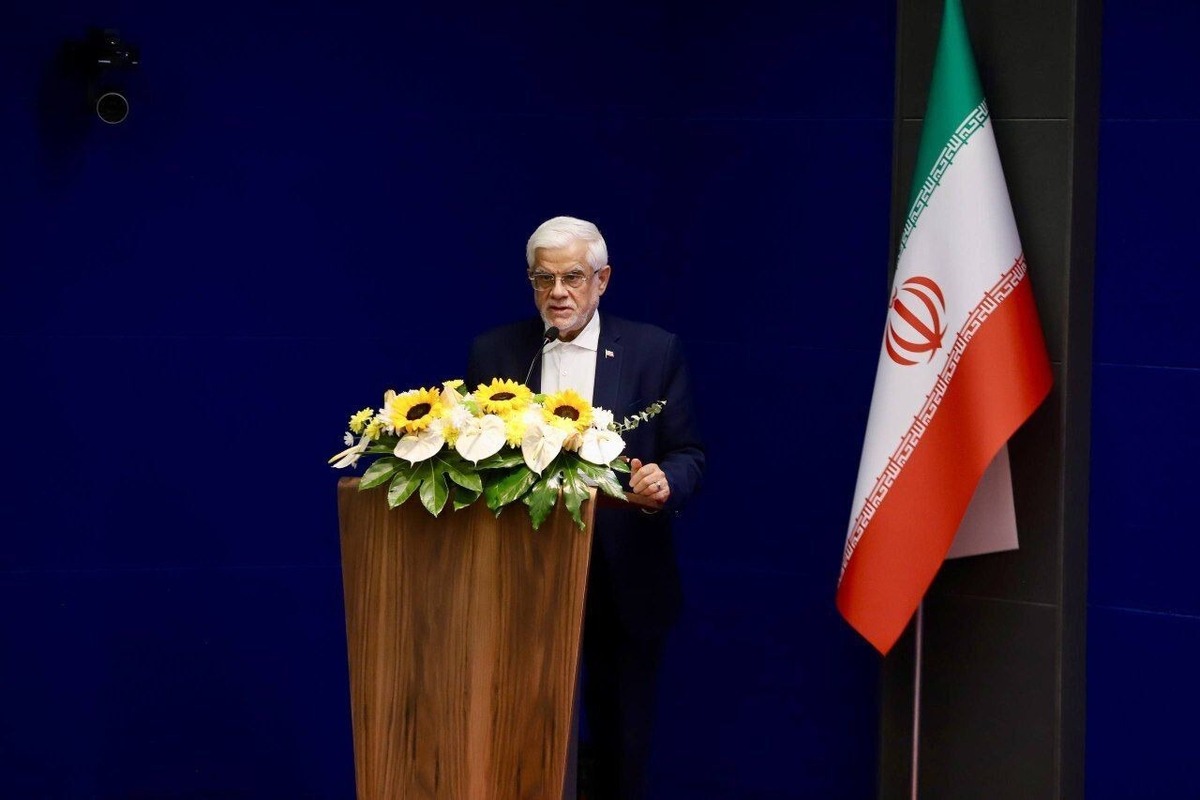 عارف، معاون اول رئیس‌جمهور با تاکید بر اینکه حلقه فرهنگ‌سازی در زنجیره خودرو حلقه حائز اهمیت اساسی است، تصریح کرد: باید تعارفات را کنار گذاشت چراکه جان انسان‌ها مطرح بوده و کوچکترین اغماض قانونی و نادیده گرفتن حقوق مردم نابخشودنی است.