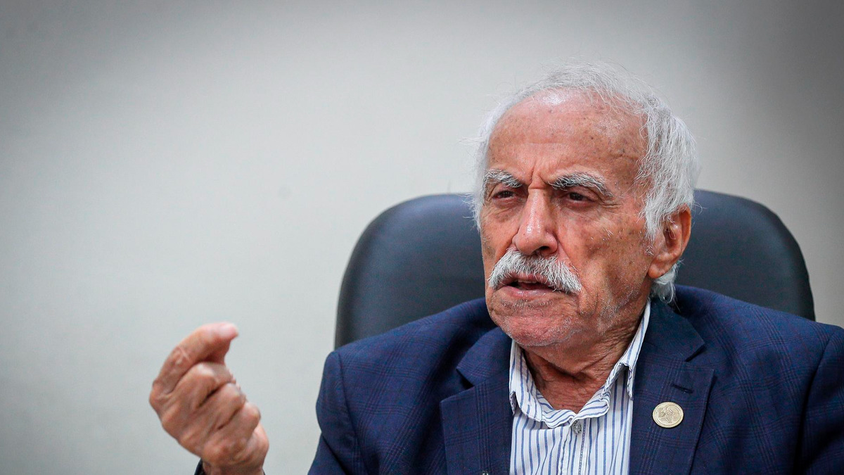 عزت‌ الله رمضانی‌ فر از چهره‌های پیشکسوت بازیگری، در تازه‌ترین تجربه‌ تلویزیونی خود در سریال «روزی روزگاری آبادی» که این شب‌ها از شبکه یک سیما پخش می‌شود، حضور دارد. رمضانی‌فر در گفت‌وگوی پیش رو، از تجربه‌ همکاری‌اش با کارگردان و تهیه‌کننده سریال، نگاهش به این پروژه و فعالیت‌های جدیدش می‌گوید.