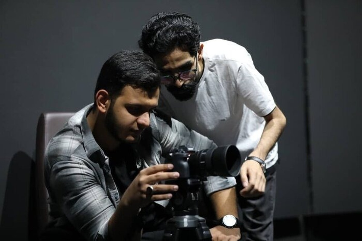 تابستان، در ذهن کودک، همیشه فصل بازی است؛ فصل آفتاب، خاک، خنده و دویدن. فصلی که در آن روز‌ها کش می‌آیند و زمان شبیه اسباب‌بازی می‌شود. مستند «روزی روزگاری تابستان» از همین تصویر آشنا آغاز می‌شود؛ از روزمرگی‌هایی ساده که در ظاهر بی‌اهمیت‌اند، اما در عمق خود معنا‌های پنهانی دارند.