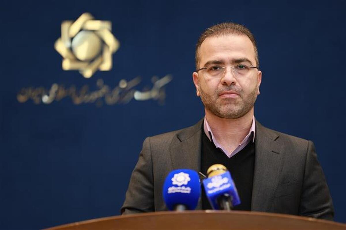 سخنگوی بانک مرکزی در تشریح اقدامات نظارتی بانک مرکزی برای مدیریت بازار ارز گفت: طی چند روز گذشته حساب ۲۵۱ نفر از افراد مظنون به عملیات پولشویی و اخلال در بازار ارز مسدود شد. این تعداد افراد بیش از ۶ هزار حساب در شبکه بانکی داشتند که طبق ماده ۴۲ قانون بانک مرکزی حساب این افراد مسدود شد. پرونده این افراد با همکاری وزارت اقتصاد به قوه قضائیه ارسال می‌شود.