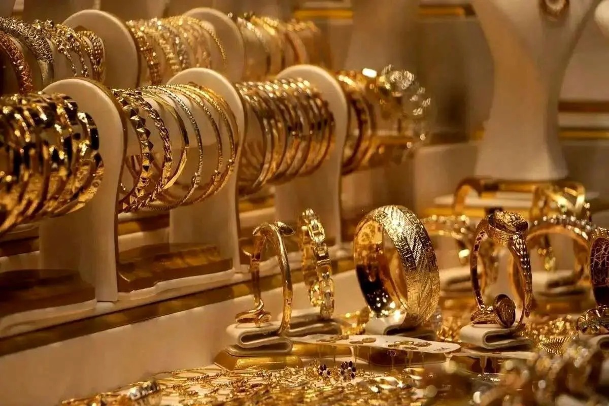 قیمت انواع سکه و مصنوعات طلا در بازار تهران با کاهش نسبی قیمت دلار اگرچه کاهش داشت، اما این کاهش با شیب ملایمی همراه بود و در روز سه شنبه (۲۵ آذرماه) بعد از شکست رکورد‌های جدید در روز‌های گذشته، روند صعودی را قطع کرد و بهای این فلز زرد کاهش یافت.