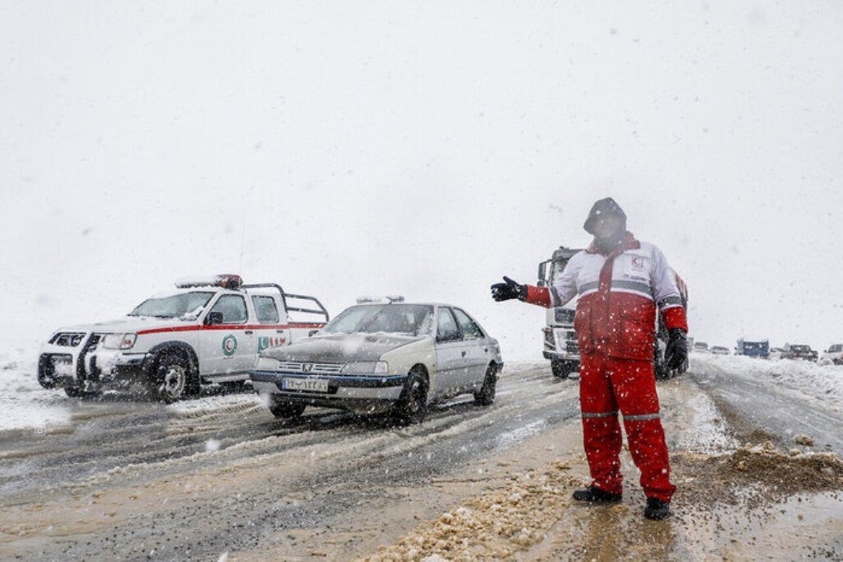 موج بارشی سنگین در ۶ استان کشور فعال است و با ابلاغ دستورالعمل ویژه، لغو مرخصی‌ها در استان‌های درگیر، ارتباط مستمر و رصد آخرین وضعیت استان‌های درگیر و افزایش آمادگی عملیاتی، هلال احمر در آماده‌باش کامل قرار دارد.