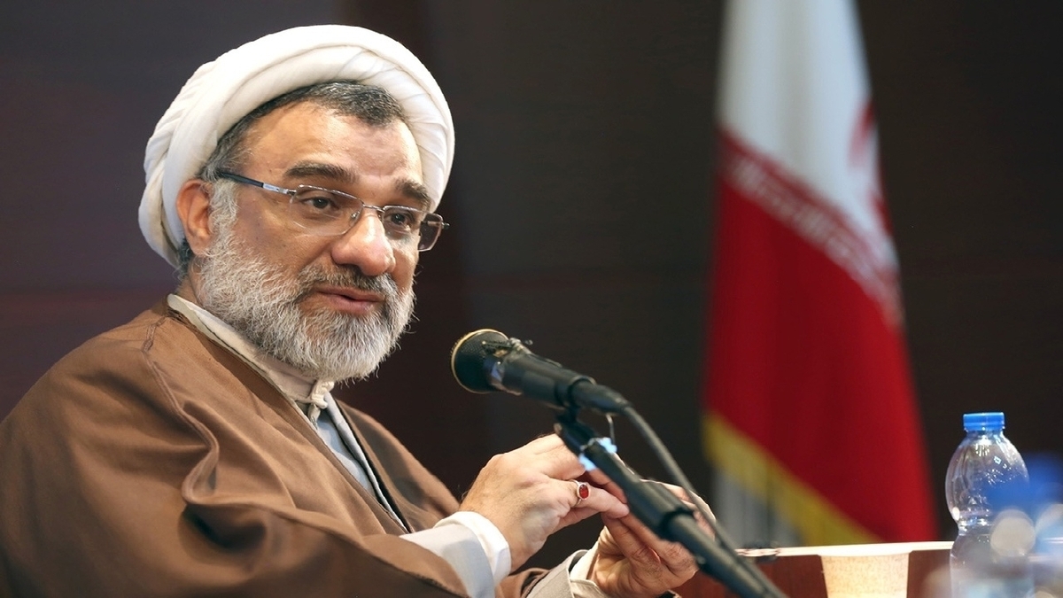 دبیر شورای عالی انقلاب فرهنگی با بیان اینکه قهرمانی واقعی در رفتار با خانواده معنا پیدا می‌کند، گفت پهلوان کسی است که تواضع، محبت و احترام را از خانه آغاز کند.